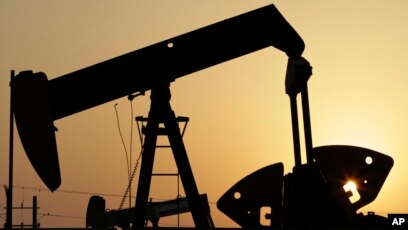 Petróleo sobe 1% após aumento de 137 mil barris na produção da OPEP+